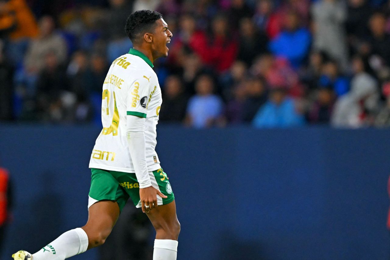 Luis Guilherme comemora gol pelo Palmeiras