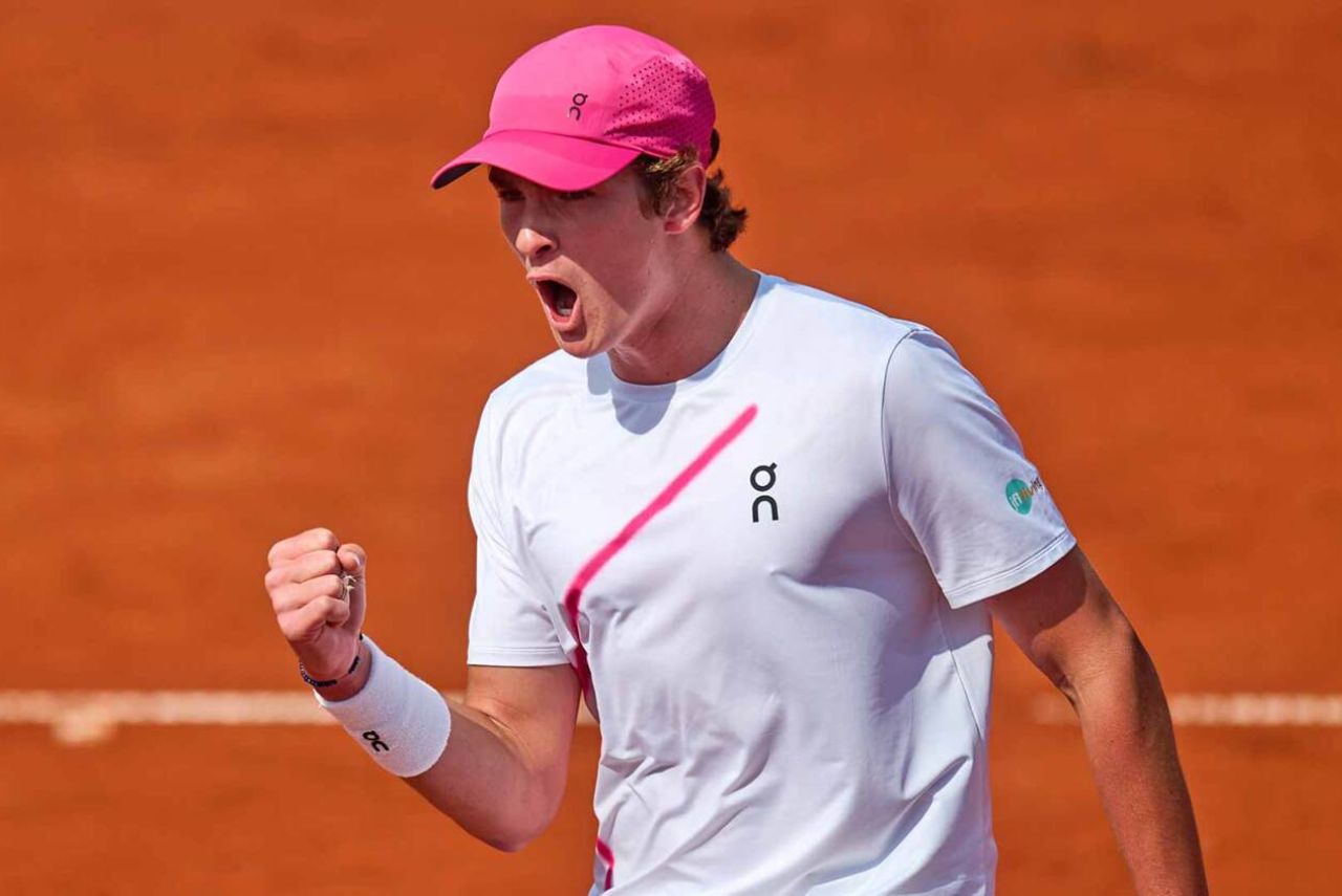 Tenista João Fonseca em jogo do ATP 250 de Bucareste em 2024
