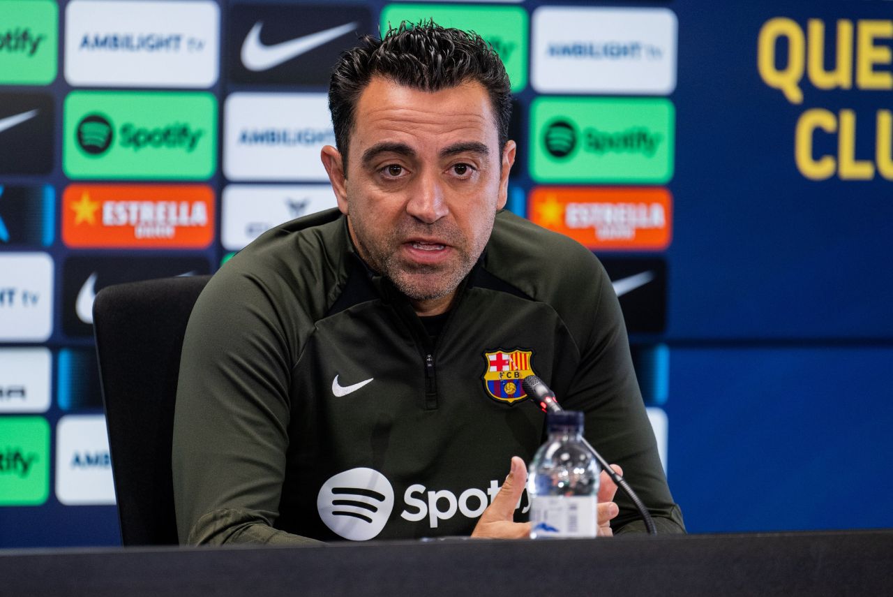 Treinador Xavi Hernández em entrevista coletiva no Barcelona