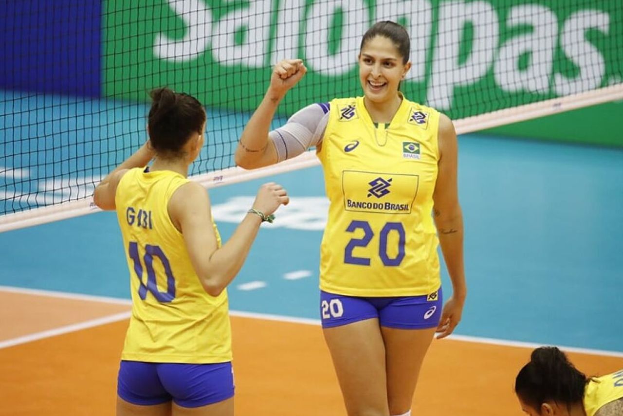 Sesi Bauru: Gabi Guimarães e Bia Correa em jogo da Seleção Brasileira de Vôlei na VNL 2019