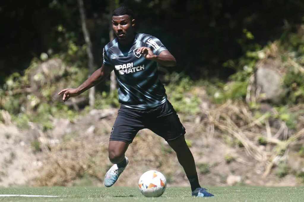Cuiabano tem 21 anos e vai vestir a camisa de número 66. Foto: Vitor Silva/Botafogo