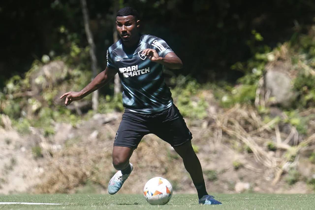 Cuiabano tem 21 anos e vai vestir a camisa de número 66. Foto: Vitor Silva/Botafogo