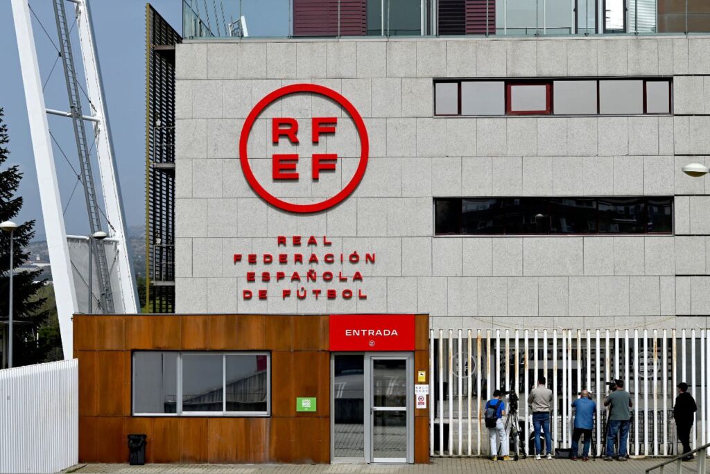 FIFA e UEFA veem com "grande preocupação" caso da Federação Espanhola (Foto: Javier Soriano/AFP)