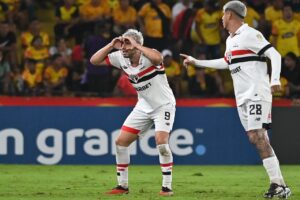 Calleri comemora gol do São Paulo contra o Barcelona-EQU