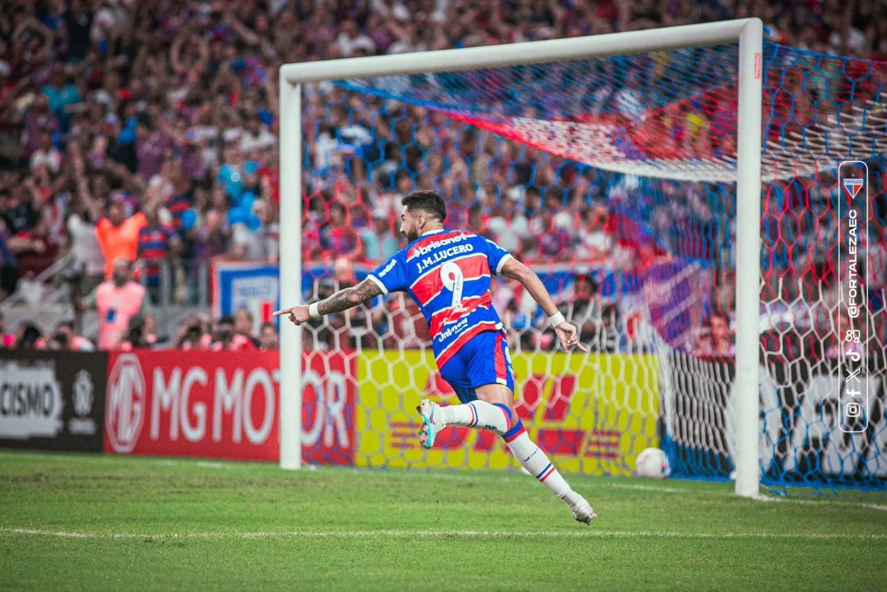 Lucero comemora gol pelo Fortaleza contra o Boca Juniors
