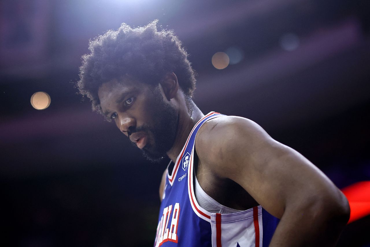 Joel Embiid durante 3º jogo entre Philadelphia 76ers e New York Knicks nos playoffs da NBA (Foto: Tim Nwachukwu/Getty Images via AFP)
