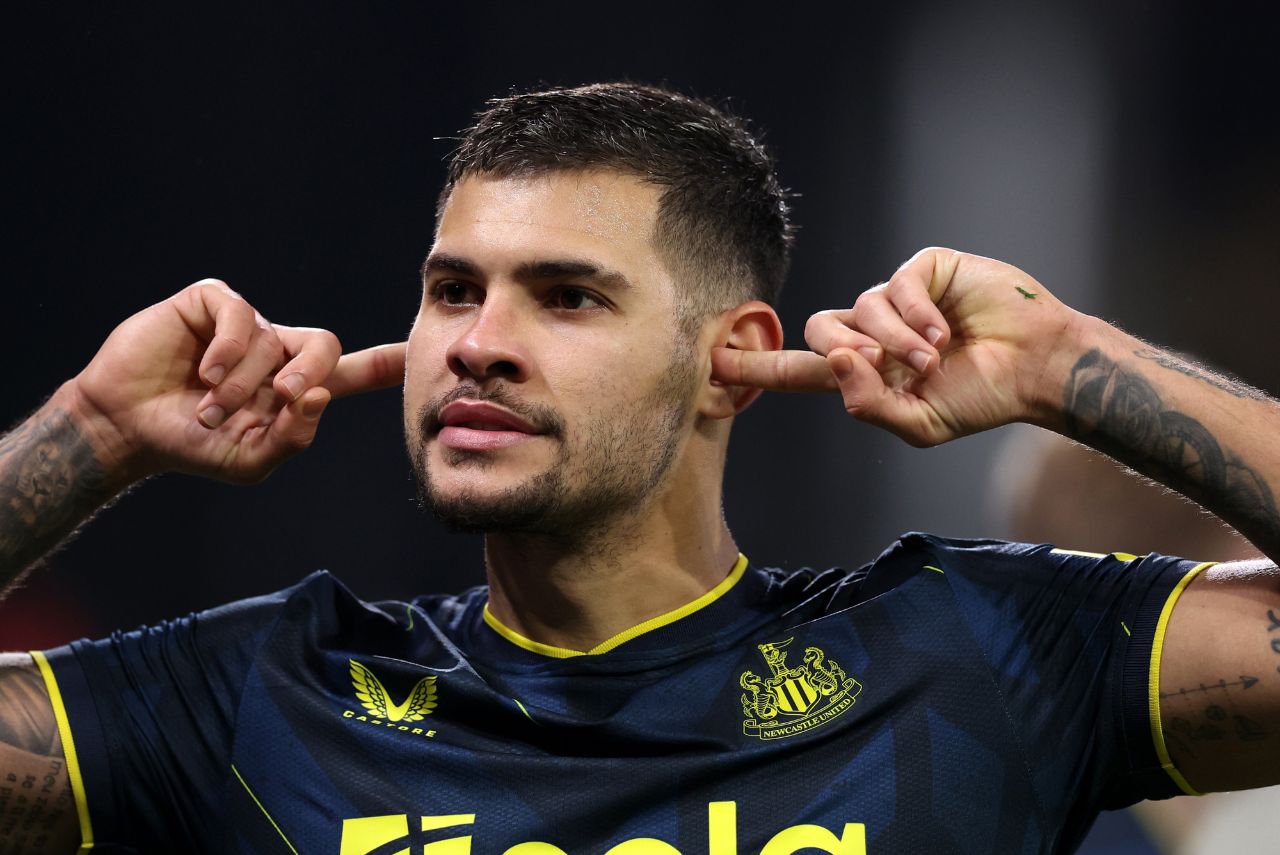 Volante Bruno Guimarães em jogo do Newcastle em 2024