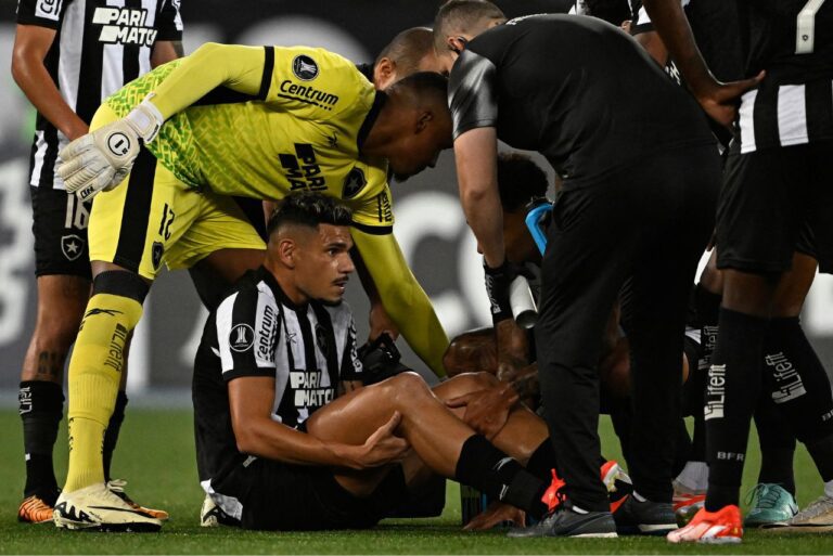 <p>Tiquinho Soares deve desfalcar o Botafogo nas próximas semanas (Foto: Mauro Pimentel/AFP)</p>

