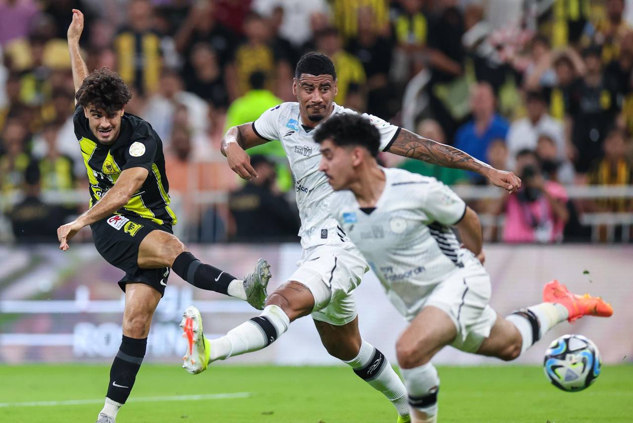 O Al-Ittihad saiu perdendo, empatou o jogo, mas acabou tomando dois gols. Foto: Reprodução/Twitter