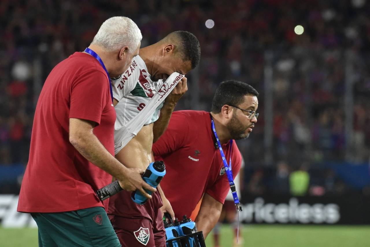 André, deixando a partida contra o Cerro Porteño aos prantos; Foto: NORBERTO DUARTEAFP