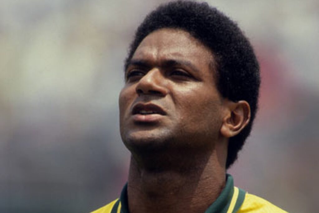 Mazinho defendendo a Seleção Brasileira na Copa do Mundo de 1994