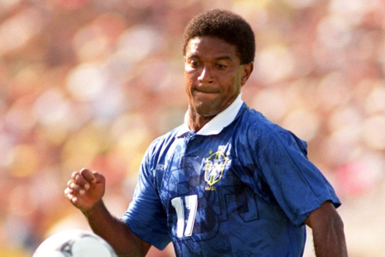 Mazinho defendendo a Seleção Brasileira na Copa do Mundo de 1994