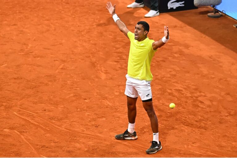 <p>Thiago Monteiro venceu Stefano Tsitsipas em Madrid (Foto: Reprodução)</p>
