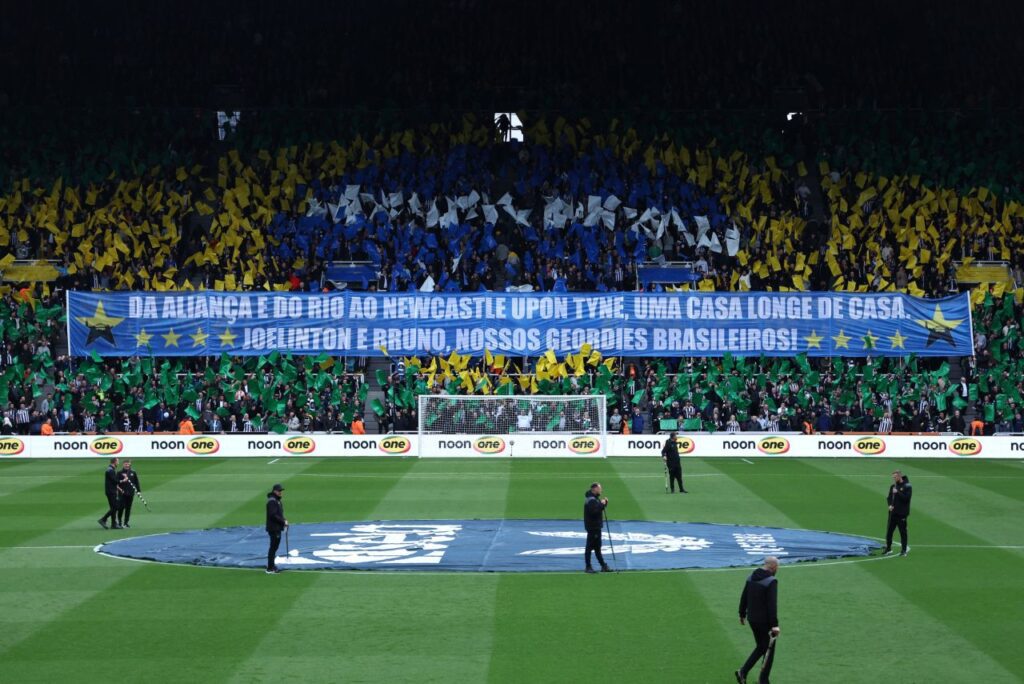Torcida do Newcastle fez bela homenagem aos brasileiros