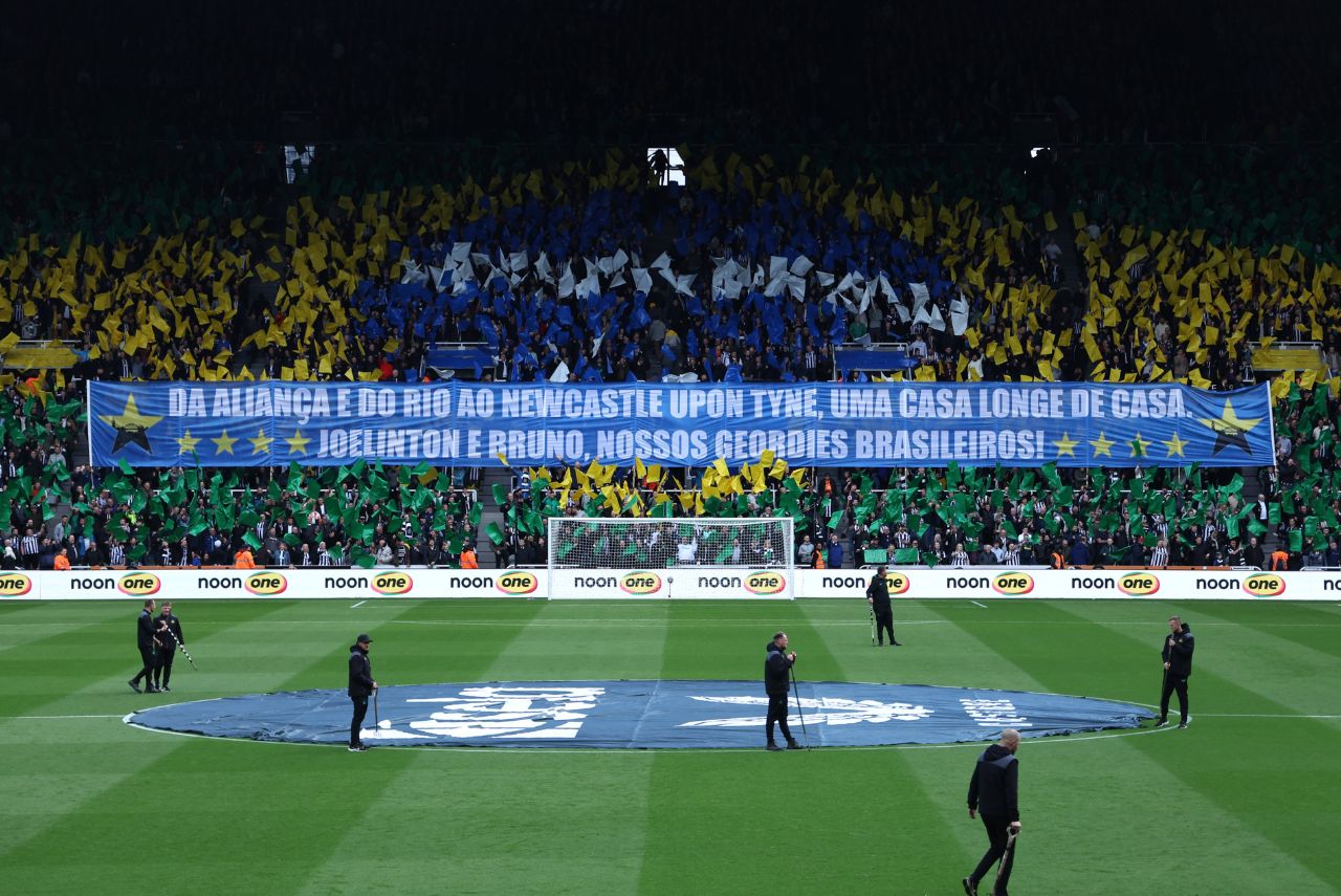 Torcida do Newcastle fez bela homenagem aos brasileiros