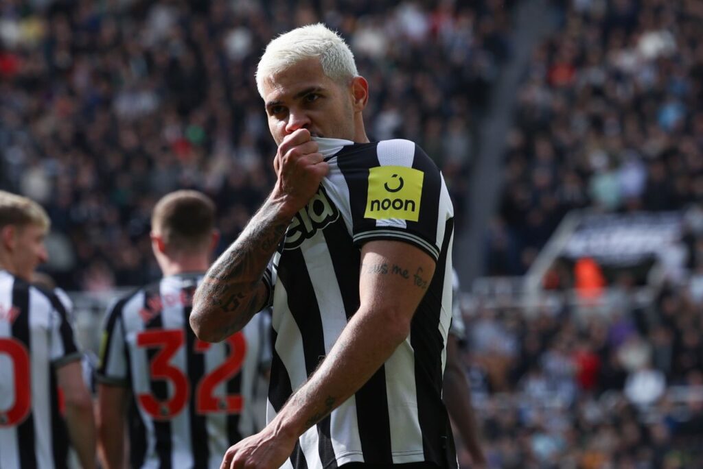 Bruno Guimarães comemora gol