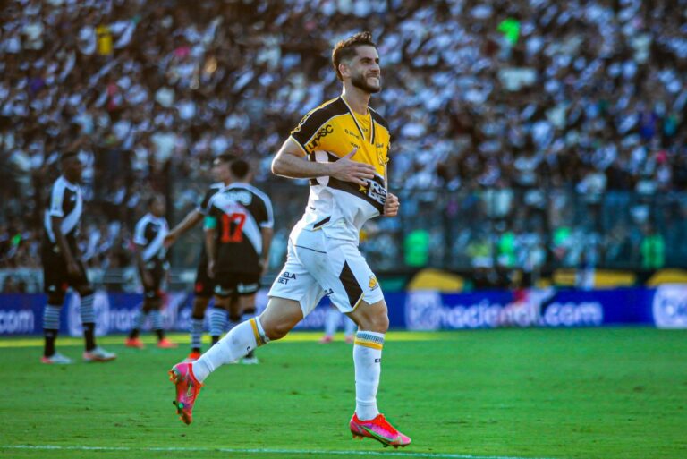 <p>Fellipe Mateus fez dois gols contra o Vasco. Foto: Cleiton Ramos</p>