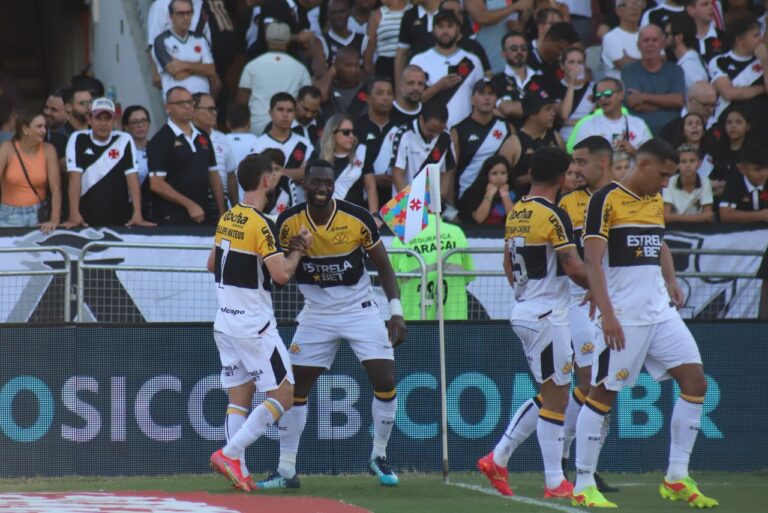 <p>Jogadores do Criciúma comemora goleada contra o Vasco. Foto: Celso da Luz/CEC</p>
