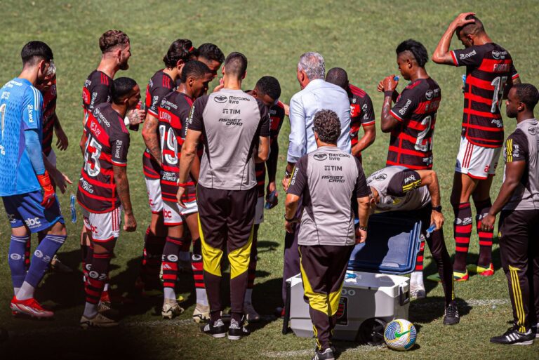 <p>Tite e jogadores no momento de hidratação. Foto: Paula Reis/Flamengo</p>
