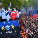 Torcida e jogadores da Inter de Milão comemoram