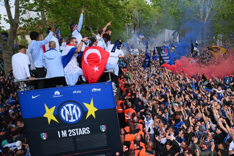 <p>Torcida e jogadores da Inter de Milão comemoram. Foto: Reprodução/Inter</p>
