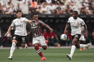 Corinthians vence Fluminense e conquista primeira vitória no Brasileirão