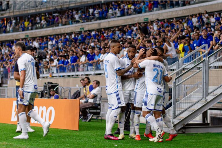 <p>Jogadores do Cruzeiro comemoram vitória. Foto: Staff Images / Cruzeiro</p>
