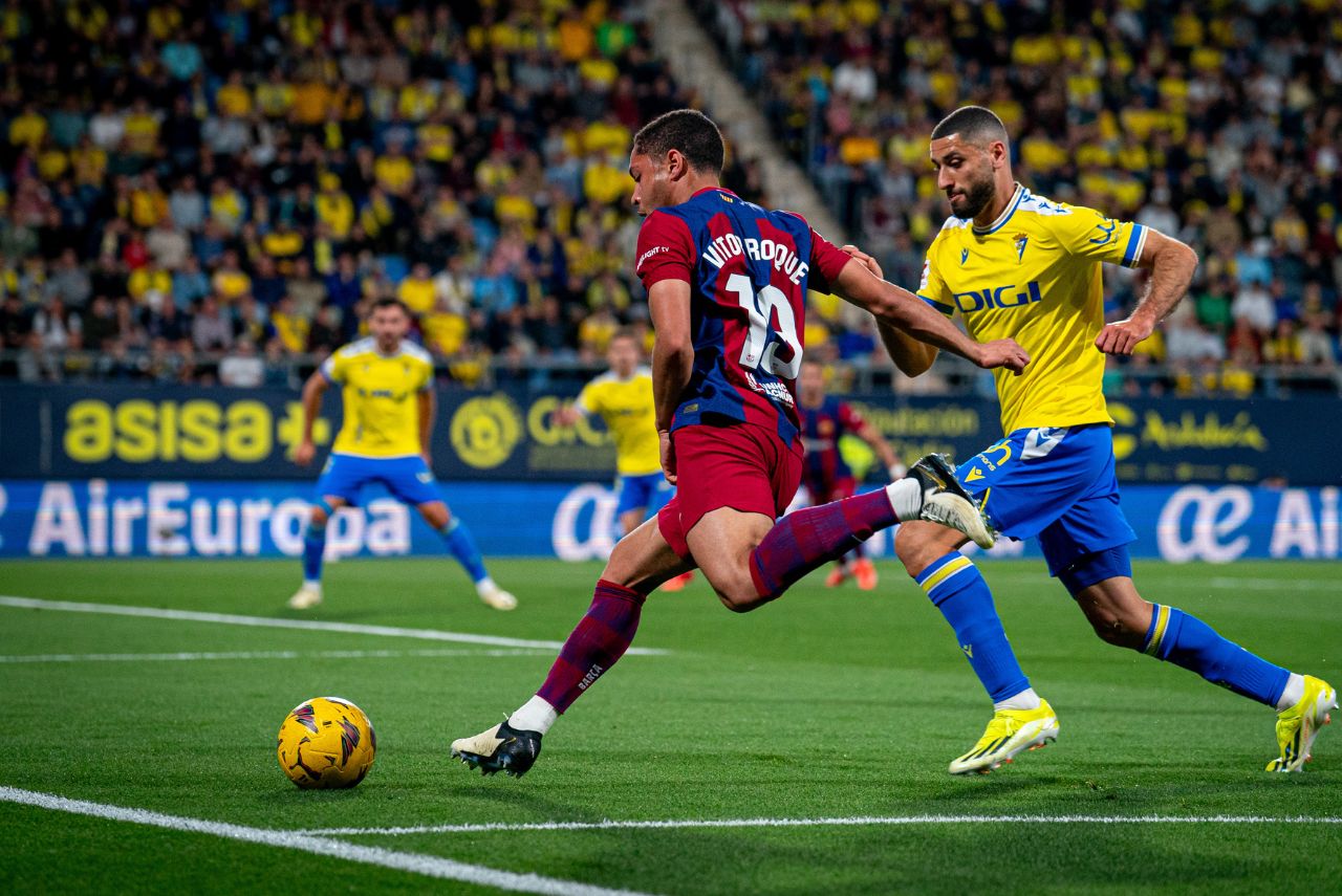 Atacante Vitor Roque em jogo do Barcelona em 2024