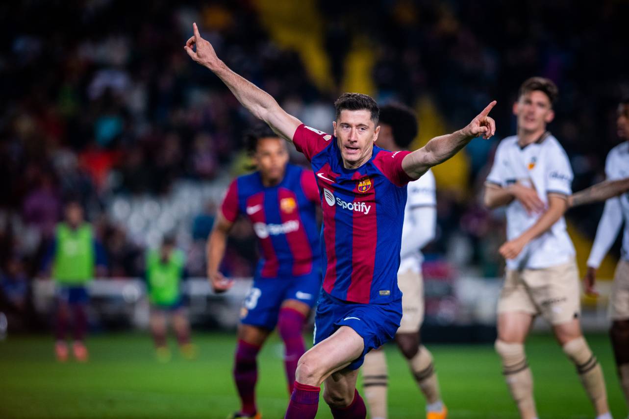 Lewandowiski marcou três vezes na vitória do Barcelona. Foto: Reprodução/X