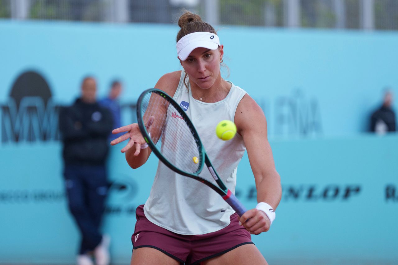 Tenista Bia Haddad Maia em jogo do WTA 1000 de Madrid 2024