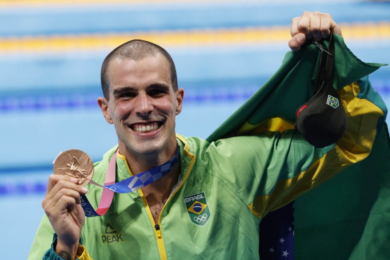 Nadador Bruno Fratus com medalha de bronze dos 50m livre em Tóquio 2021