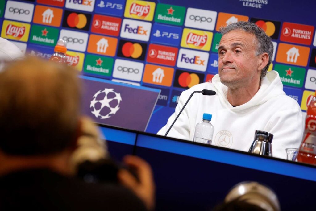 técnico Luis Enrique em coletiva no PSG
