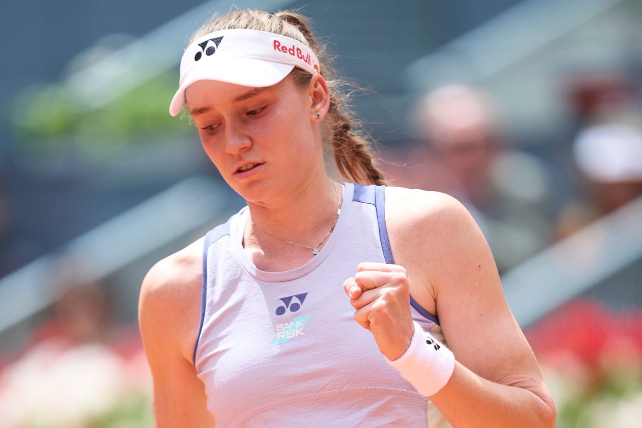 Tenista Elena Rybakina em jogo do WTA 1000 de Madrid