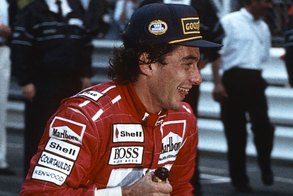 Piloto Ayrton Senna, da McLaren, comemora na Fórmula 1 1993