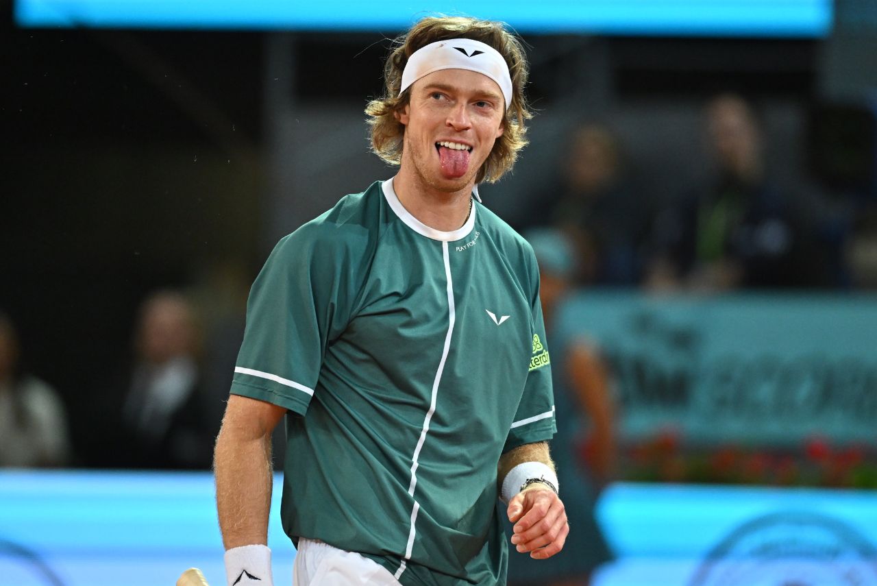 Tenista Andrey Rublev em jogo do ATP 1000 de Madrid
