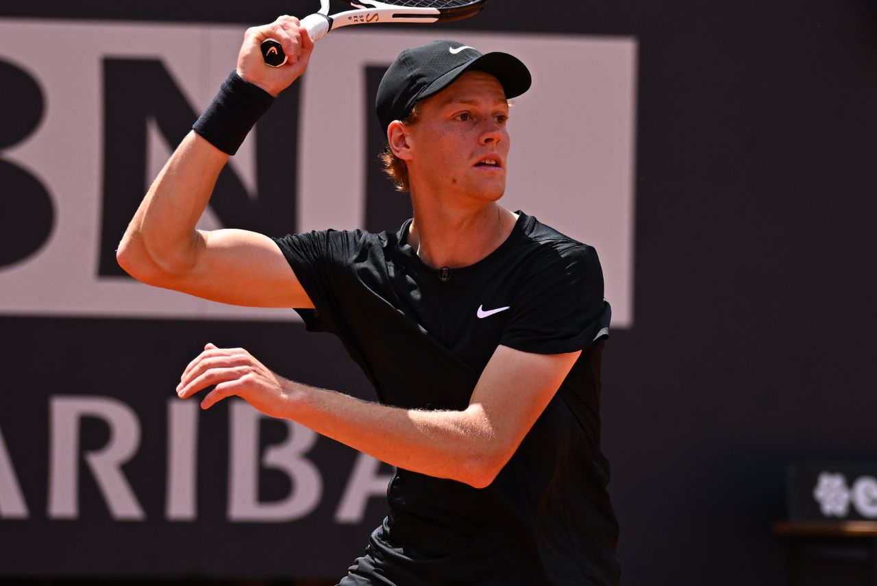 Tenista Jannik Sinner em jogo do Masters 1000 de Roma 2023