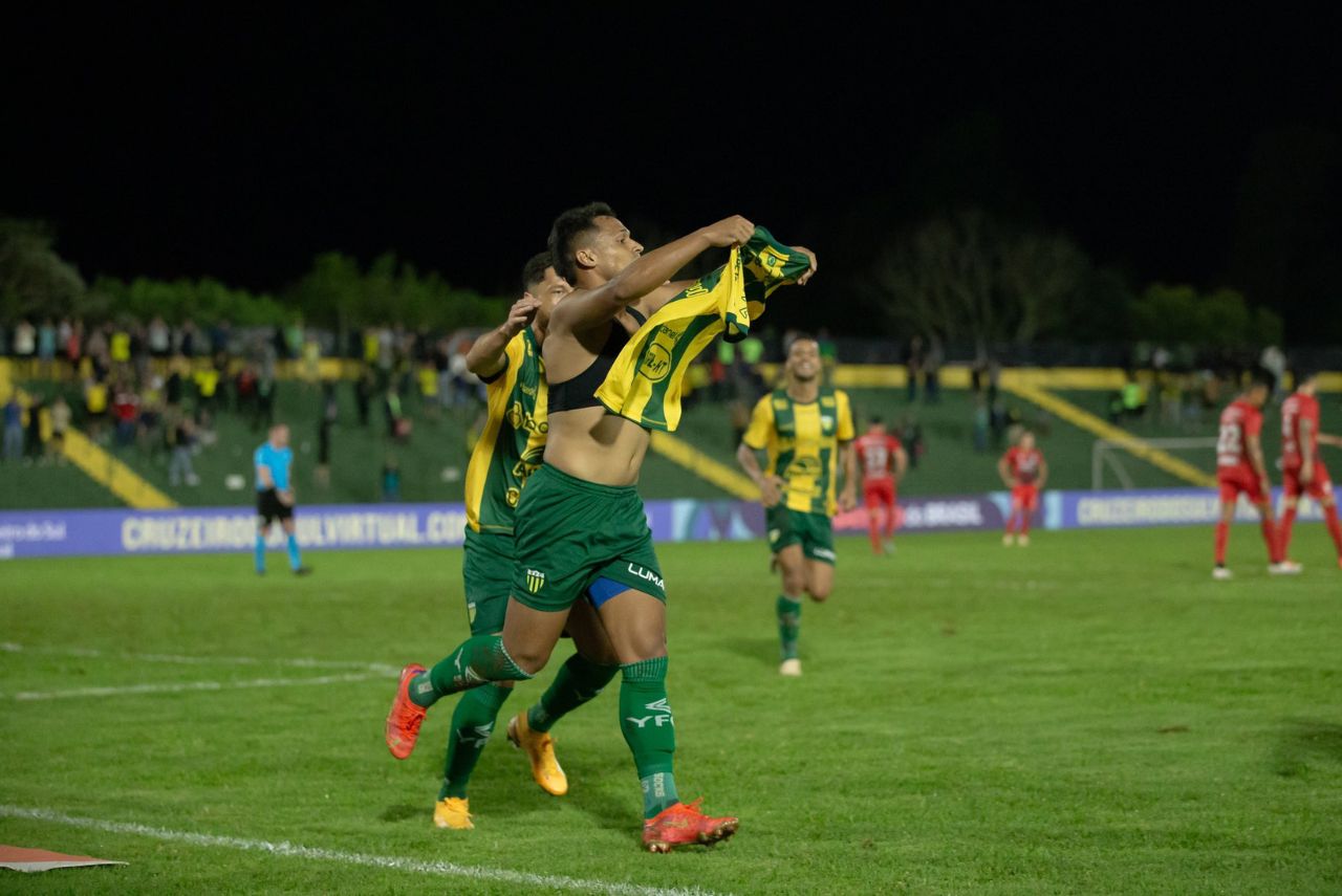 Mateus Anderson comemora gol do Ypiranga