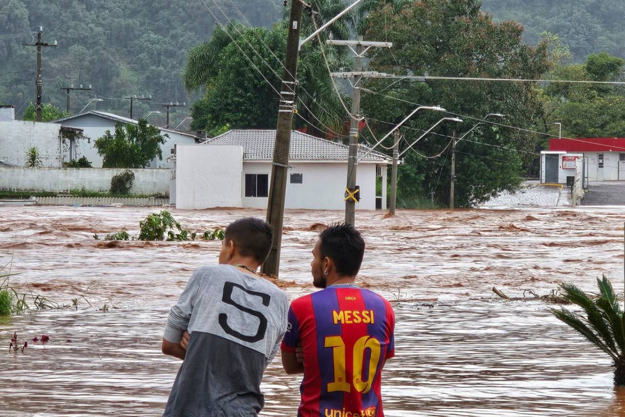 Conmebol: A CBF adiou os jogos por conta das chuvas que causaram 10 mortes. Foto: GUSTAVO GHISLENIAFP
