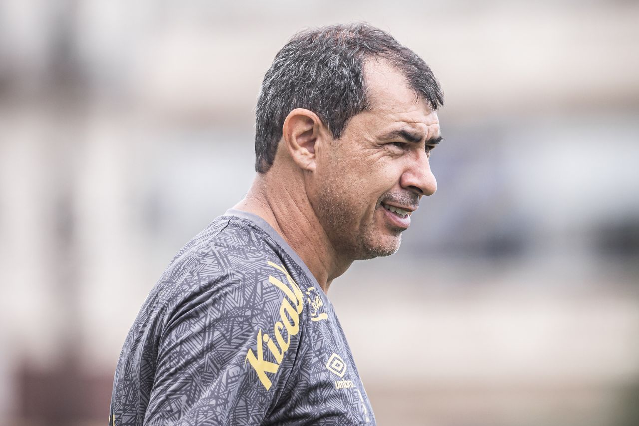 Fábio Carille em treino do Santos
