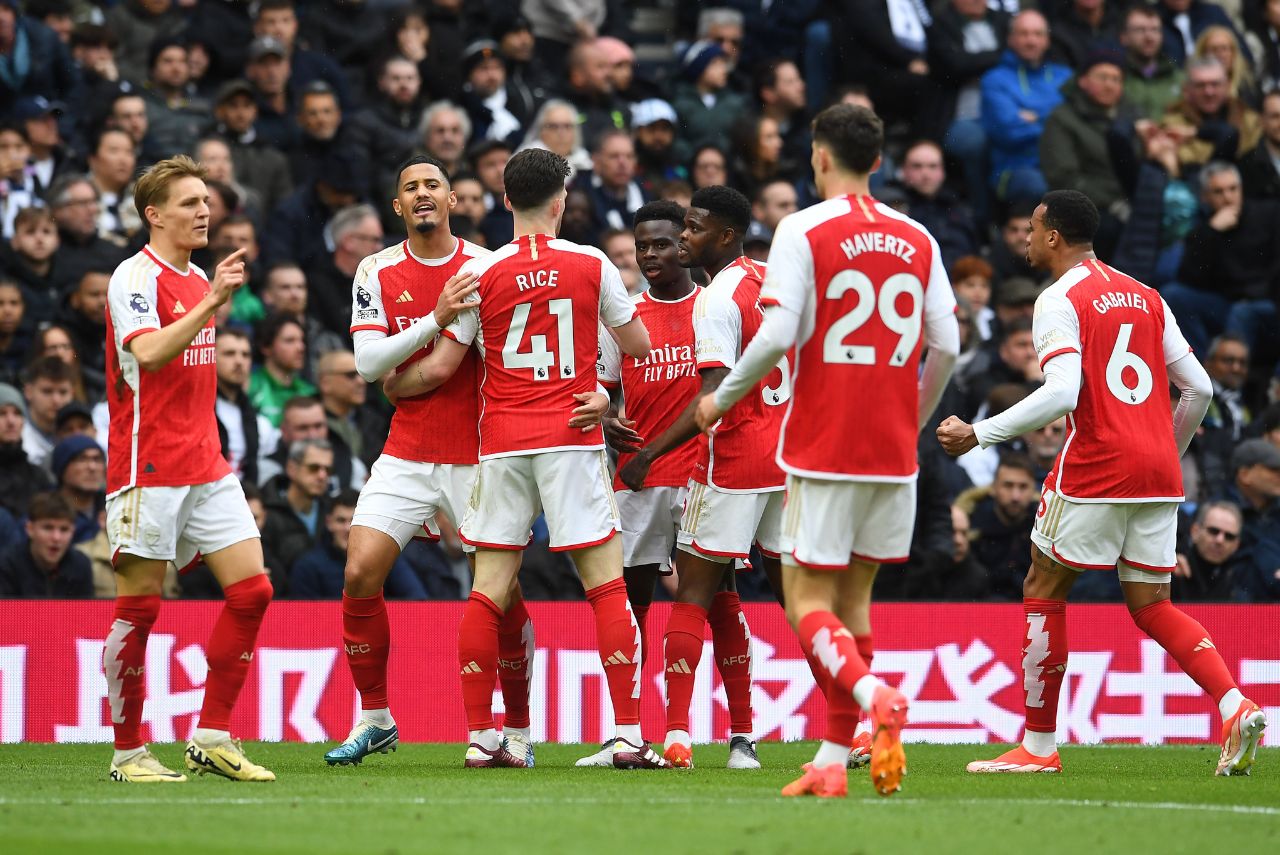 Arsenal lidera briga apertada pelo título da Premier League 2023-24 (Foto: Reprodução)