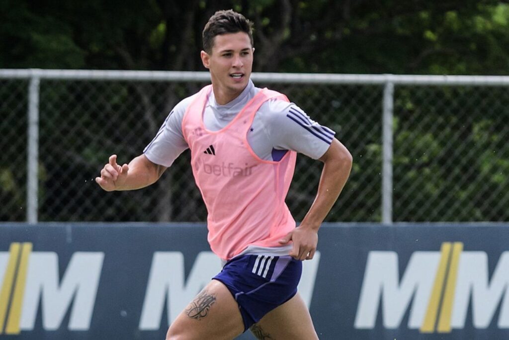 Meia Matheus Vital em treino do Cruzeiro em 2024