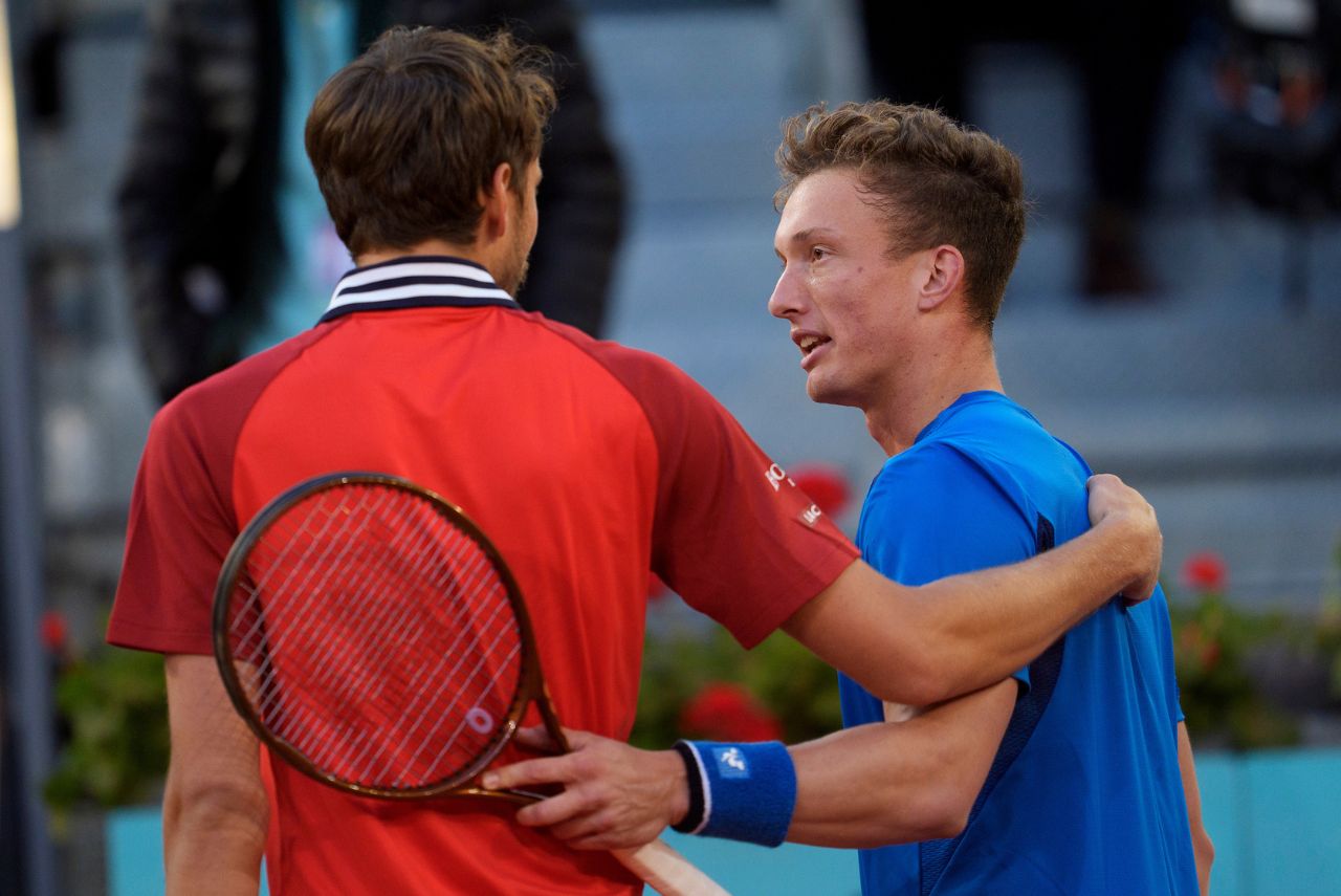 Tenistas Daniil Medvedev e Jiri Lehecka em jogo do Masters 1000 de Madrid 2024