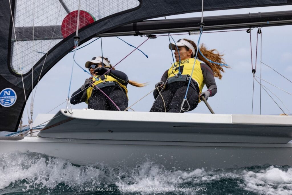 Velejadoras Martine Grael e Kahena Kunze em prova da vela nos Jogos Pan-Americanos Santiago 2023