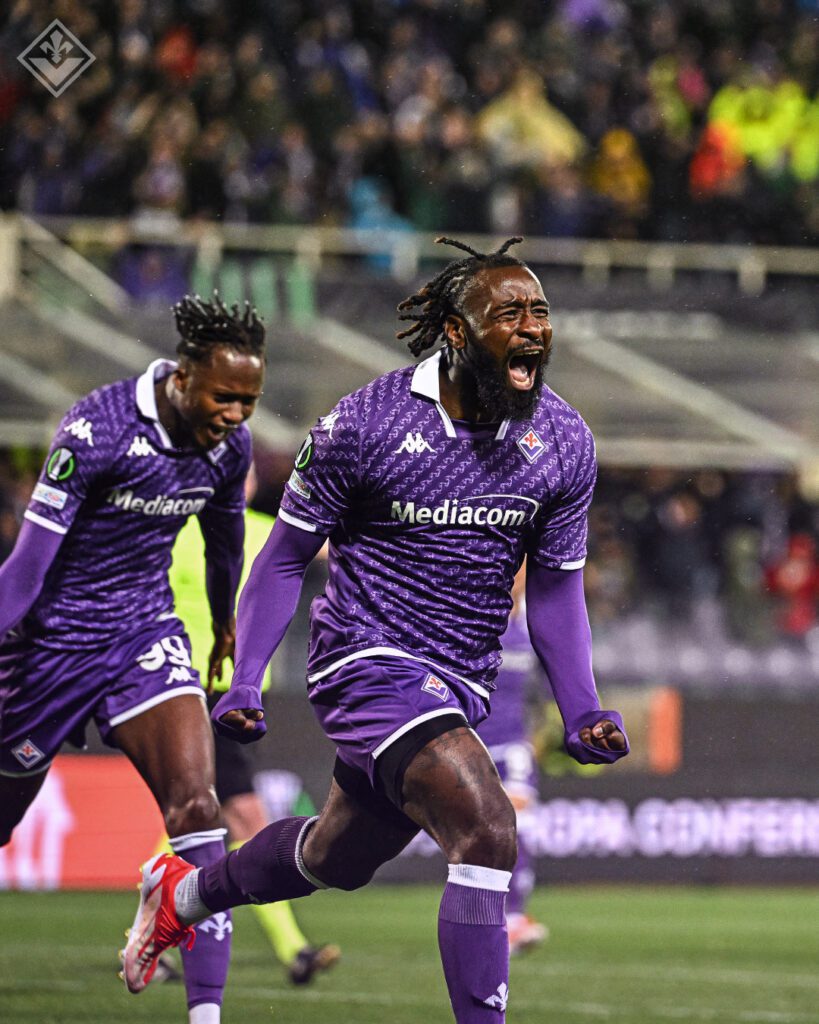 Fiorentina e Olympiakos largaram bem nas semis da Conference League