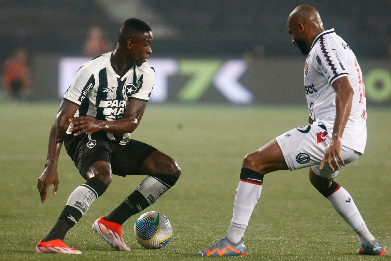 Lance do jogo entre Botafogo e Vitória na Copa do Brasil 2024