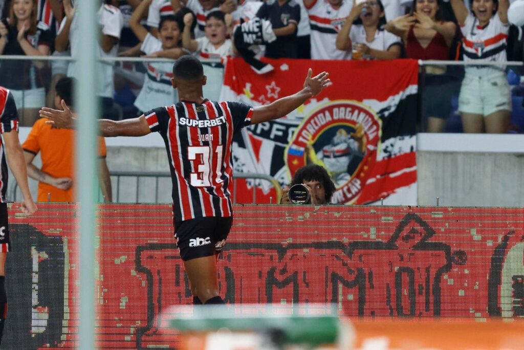 Juan comemora gol do São Paulo