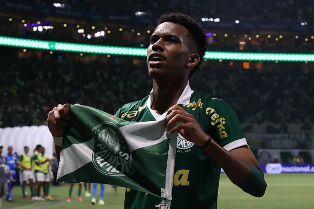 Estêvão comemora vitória do Palmeiras