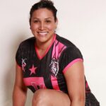Tandara Caixeta posa com camisa do RS Voleibol
