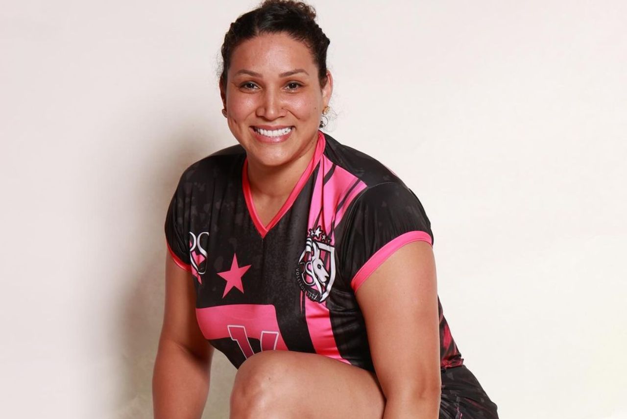 Tandara Caixeta posa com camisa do RS Voleibol