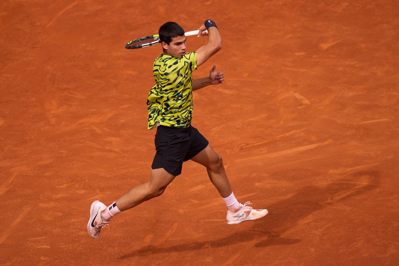 Tenista Carlos Alcaraz em jogo do Masters 1000 de Madrid 2024